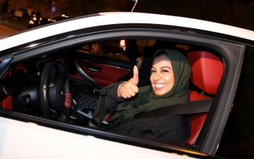 الصورة: الصور الأولى للسعوديات خلف مقود السيارة